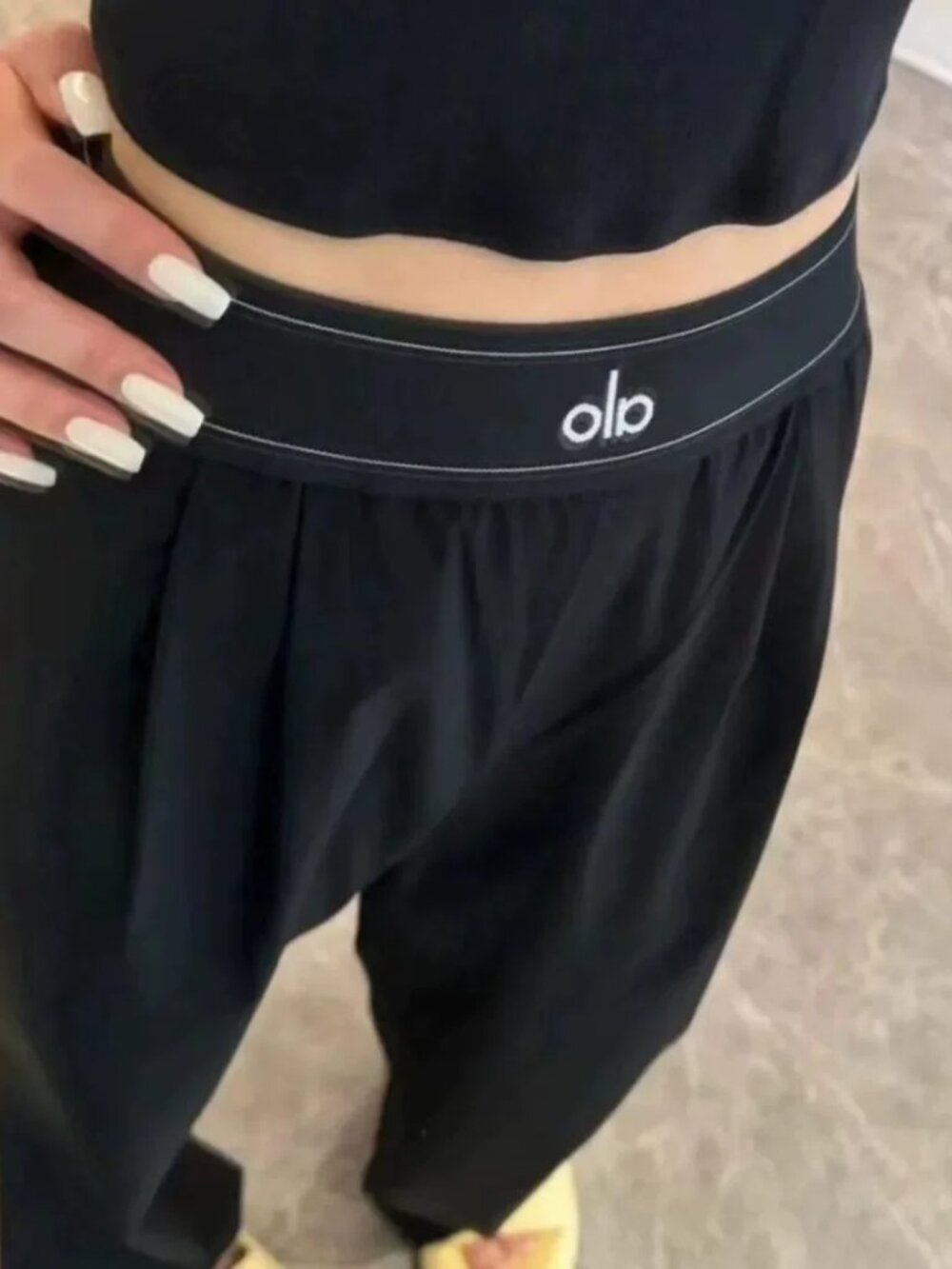 Women's Black Commuting Yoga Pants ALO Yoga🌙Regular inner seam length 30 inches - Picture 8 of 8